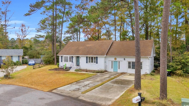 view of front of home featuring a front yard