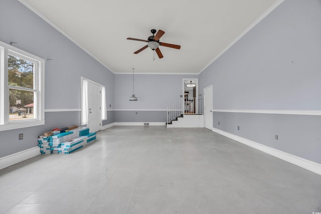 empty room featuring ceiling fan and crown molding