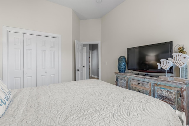 bedroom featuring vaulted ceiling and a closet