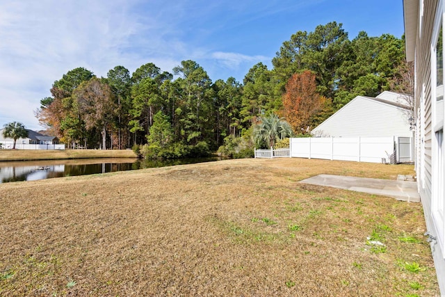 view of yard featuring a water view