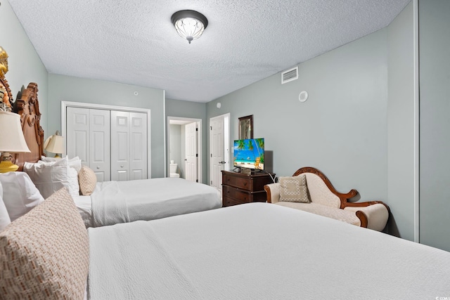 bedroom featuring a closet and a textured ceiling