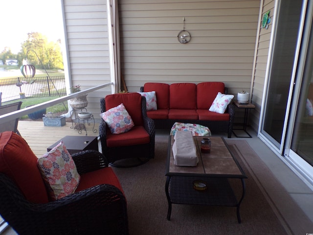 sunroom / solarium featuring an outdoor hangout area