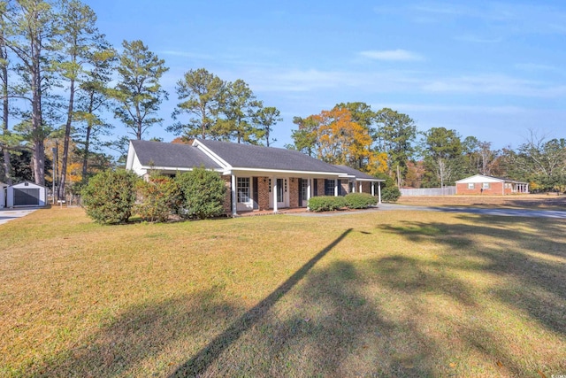 view of front of property featuring a porch and a front lawn