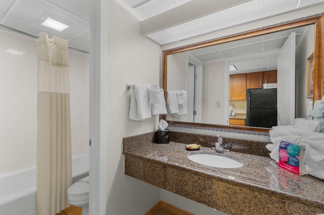 full bathroom featuring toilet, shower / bathtub combination with curtain, and sink