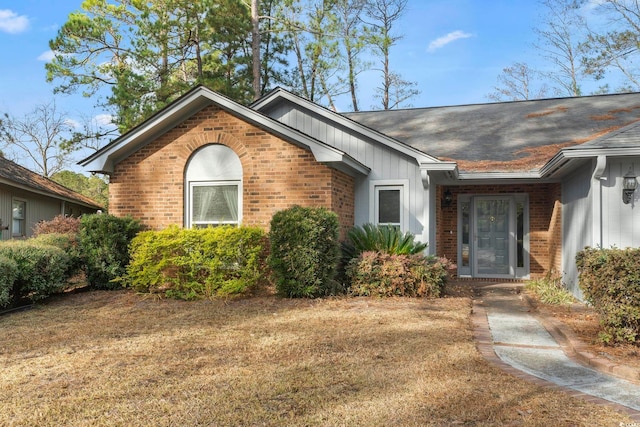 view of front of house with a front yard