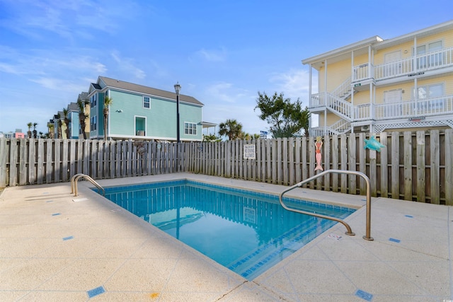 view of swimming pool