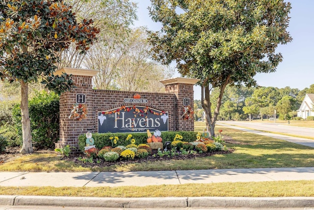 community sign with a yard