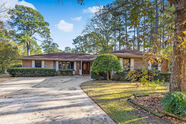 ranch-style house featuring a front yard