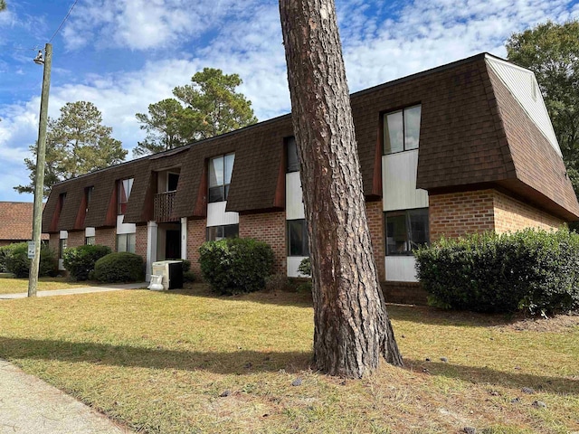 view of front of property with a front yard