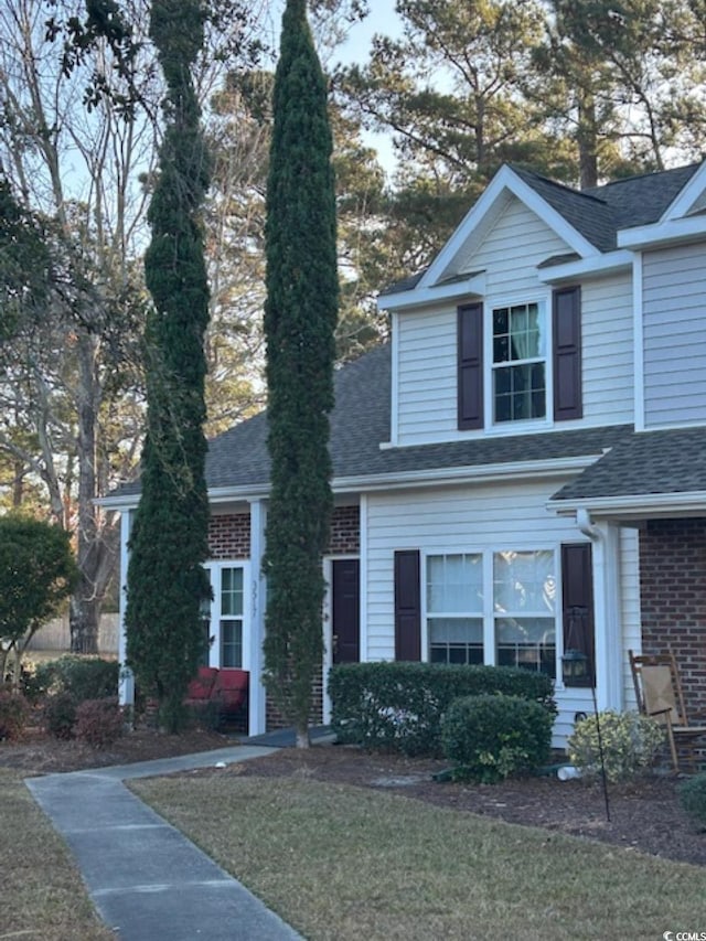 view of front facade featuring a front yard