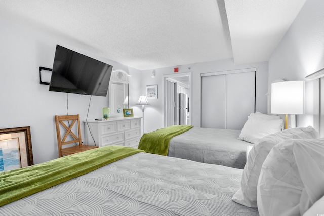 bedroom featuring a textured ceiling and a closet