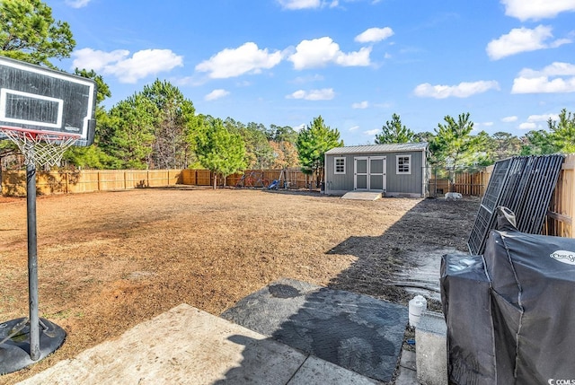 view of yard featuring a storage shed