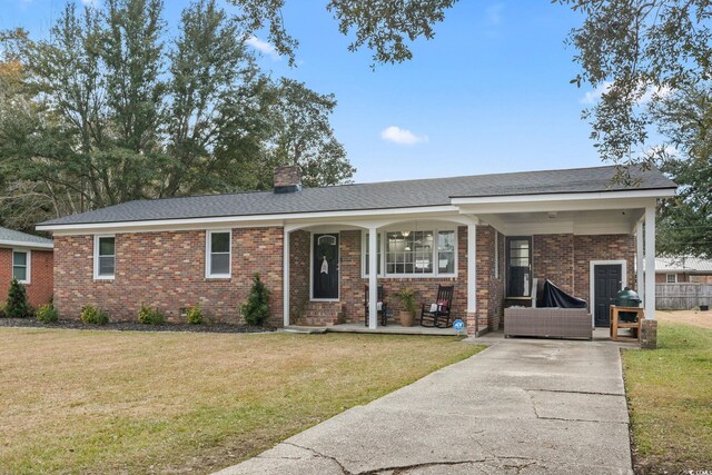 single story home featuring covered porch and a front lawn