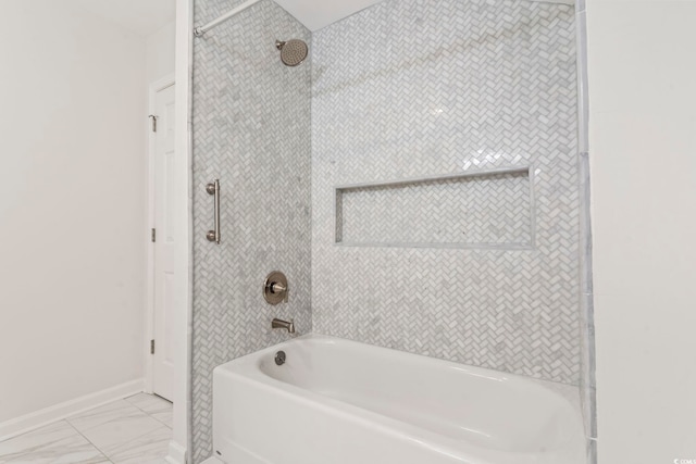 bathroom with tiled shower / bath combo