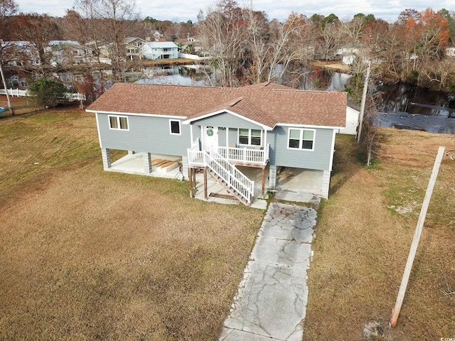 view of front of property featuring a front yard and a carport