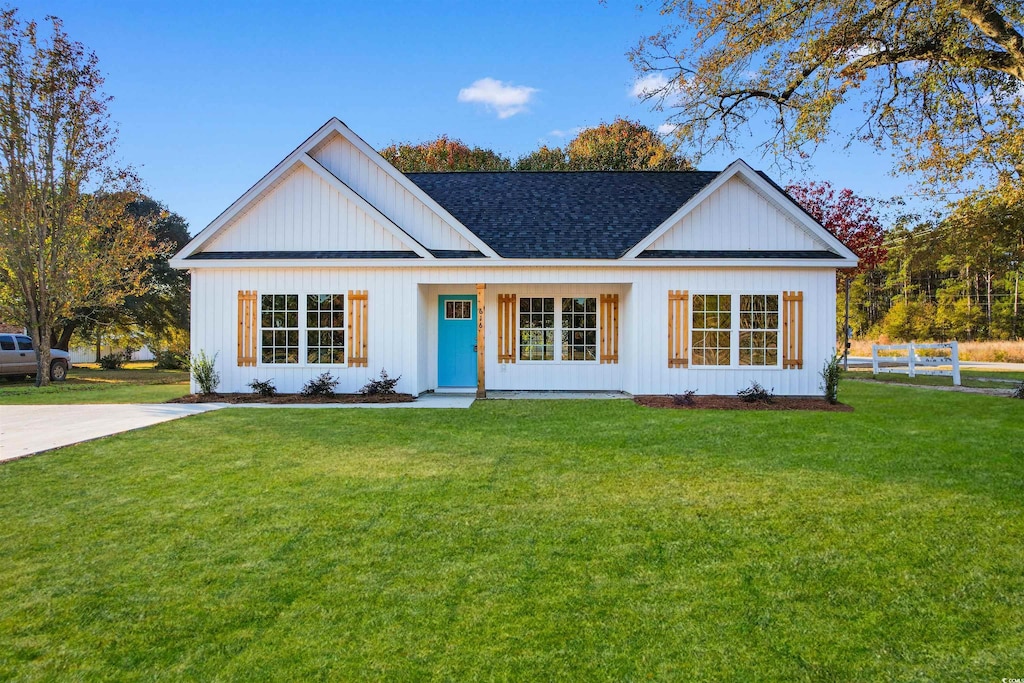 view of front of property with a front yard