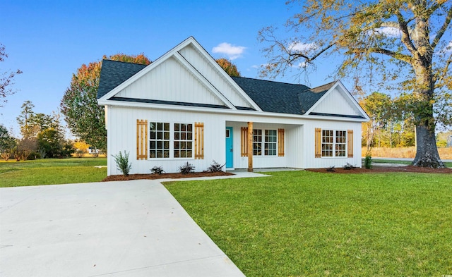 modern farmhouse featuring a front yard