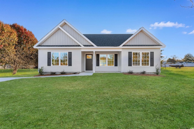 view of front facade featuring a front yard