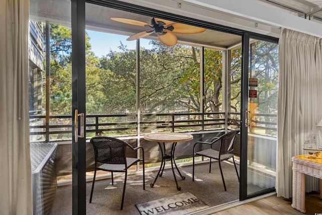 sunroom featuring ceiling fan