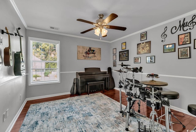 misc room featuring hardwood / wood-style flooring, ceiling fan, and ornamental molding