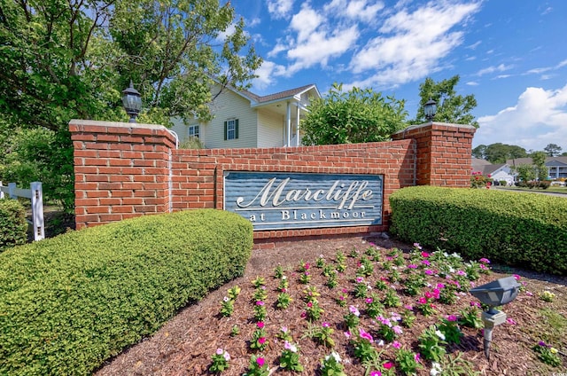 view of community / neighborhood sign