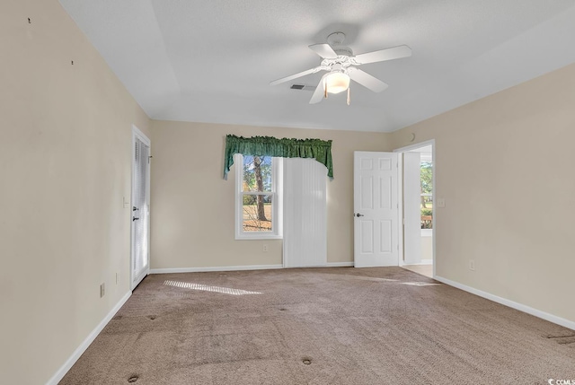 unfurnished room with carpet flooring and ceiling fan