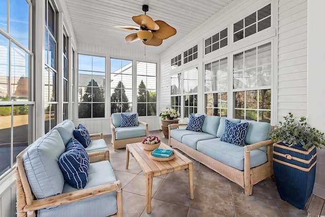 sunroom with ceiling fan