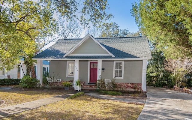 bungalow featuring a front yard