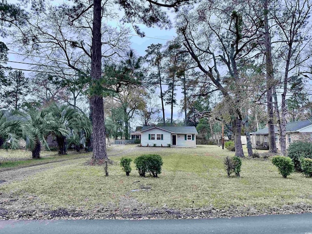 ranch-style home featuring a front lawn