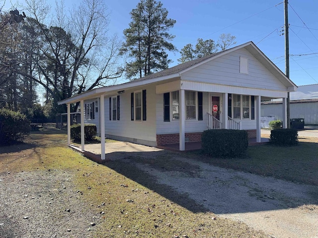 view of front of home with covered porch and a front lawn