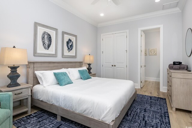 bedroom featuring ceiling fan, ornamental molding, and a closet