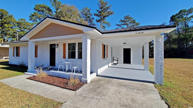 view of front facade featuring covered porch and a front yard