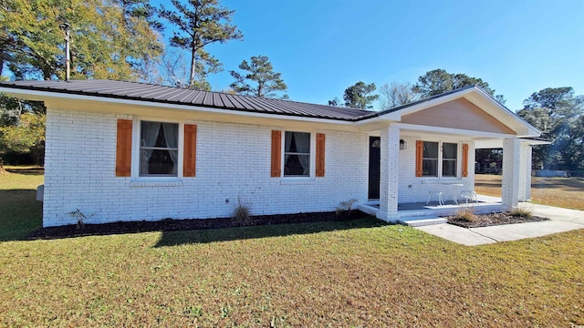 single story home featuring a front yard