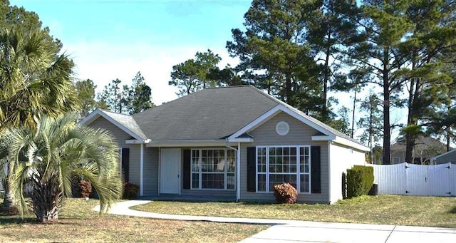 view of front facade featuring a front lawn