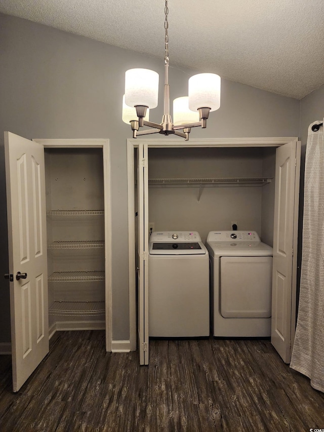 clothes washing area with dark hardwood / wood-style flooring, independent washer and dryer, a textured ceiling, and a chandelier