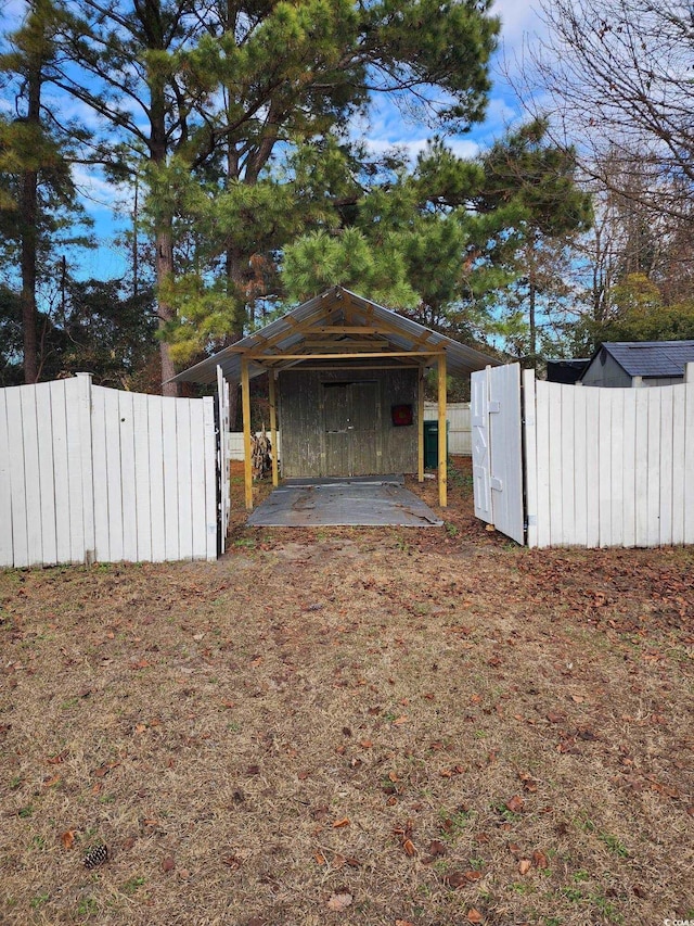 view of yard with an outbuilding