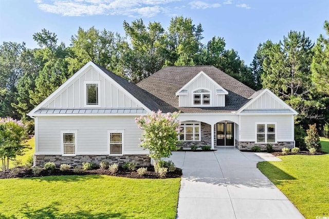 view of front of property with a front yard