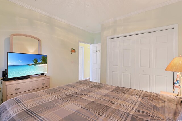 4240 Coquina Harbour Dr Unit E-4, Little River, SC 29566 - bedroom with crown molding and a closet