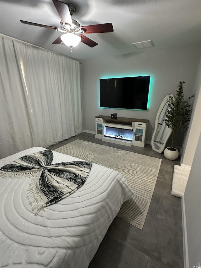 bedroom with ceiling fan