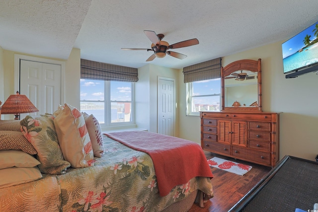 bedroom with ceiling fan and a textured ceiling