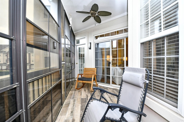 sunroom with ceiling fan