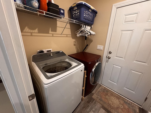 washroom with laundry area, dark wood-type flooring, and independent washer and dryer