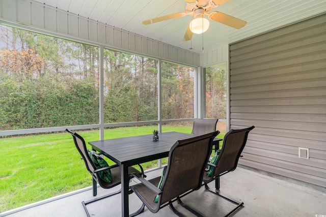 sunroom with ceiling fan