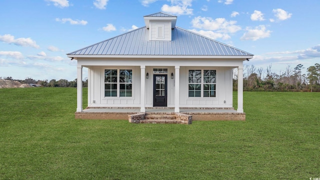 view of front facade featuring a front yard