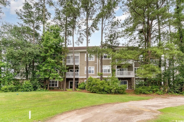 view of front facade featuring a front lawn