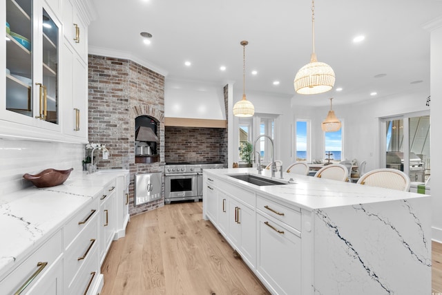 kitchen with decorative light fixtures, a spacious island, sink, and tasteful backsplash