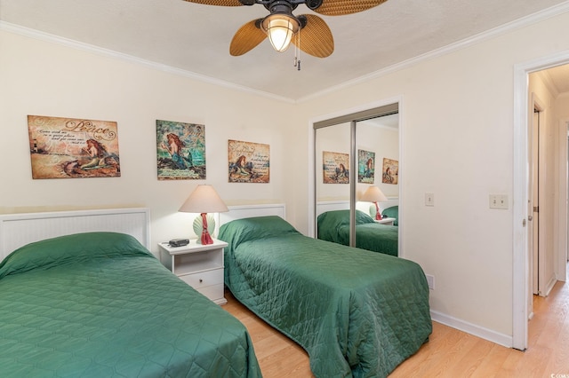 bedroom featuring hardwood / wood-style floors, ceiling fan, a closet, and crown molding