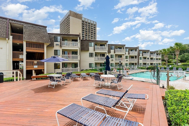 view of swimming pool