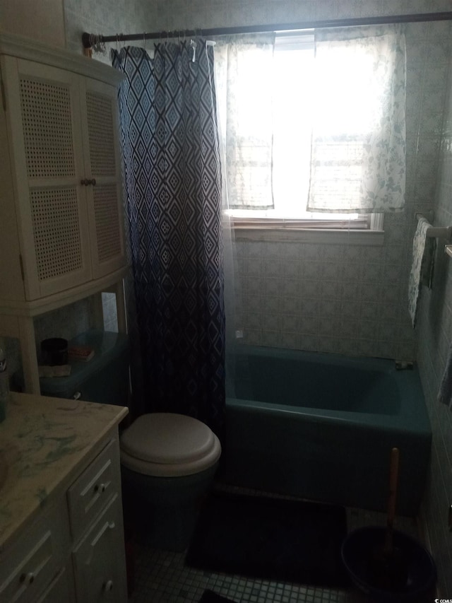 full bathroom featuring shower / tub combo with curtain, vanity, and toilet