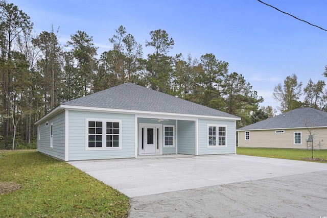 view of front of house featuring a front lawn